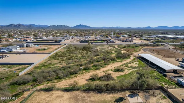 view of a dry yard with wooden floor