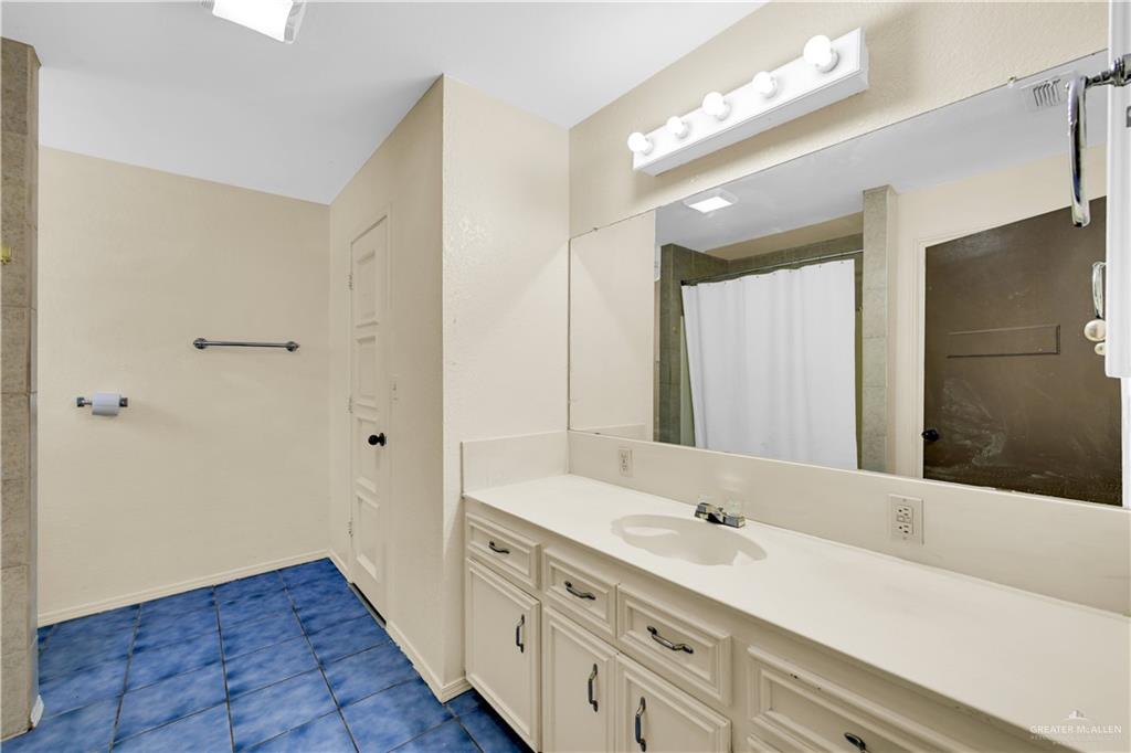 2316 Pin Oak Road Edinburg, TX 78539 - Photo 11 of 17 Primary Bathroom
