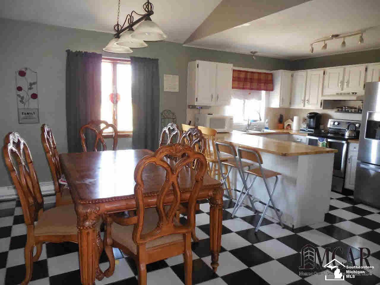 654 First Street Dundee, MI 48131 - Photo 10 of 16 21265545-9.JPG