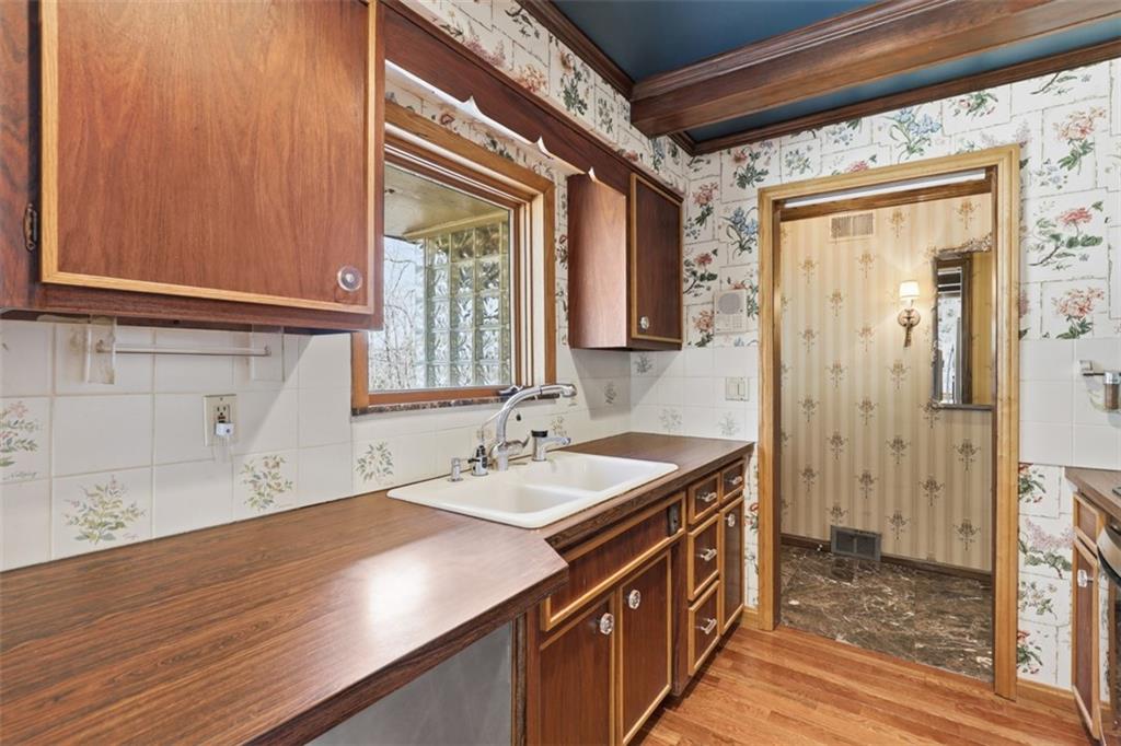 239 Byron Road Pittsburgh, PA 15237 - Photo 10 of 37