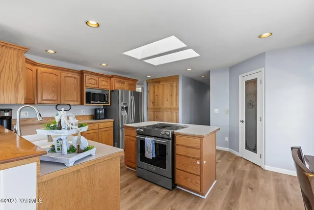 $820,000 | 190 Shadbolt Road, Yakima, WA 98908