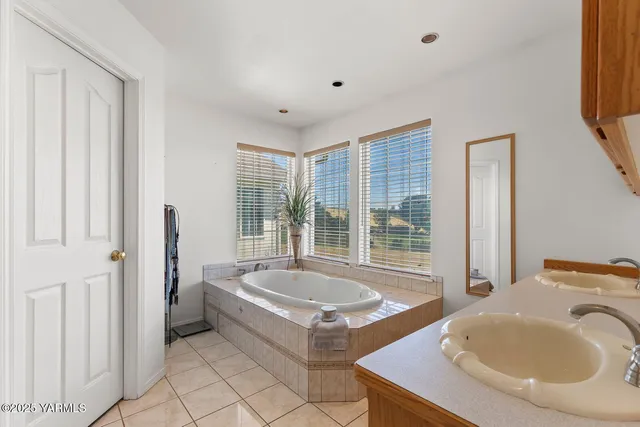 $820,000 | 190 Shadbolt Road, Yakima, WA 98908