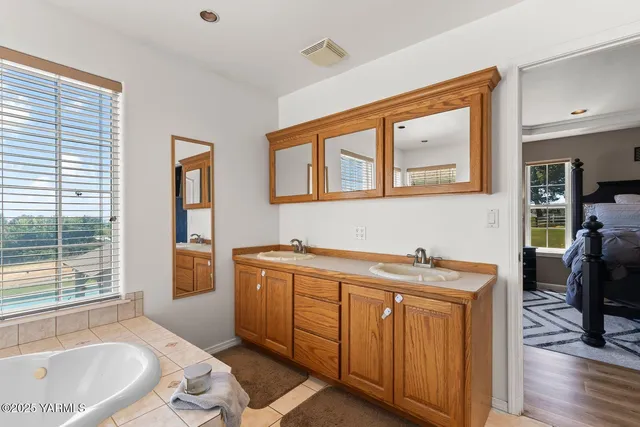 $820,000 | 190 Shadbolt Road, Yakima, WA 98908