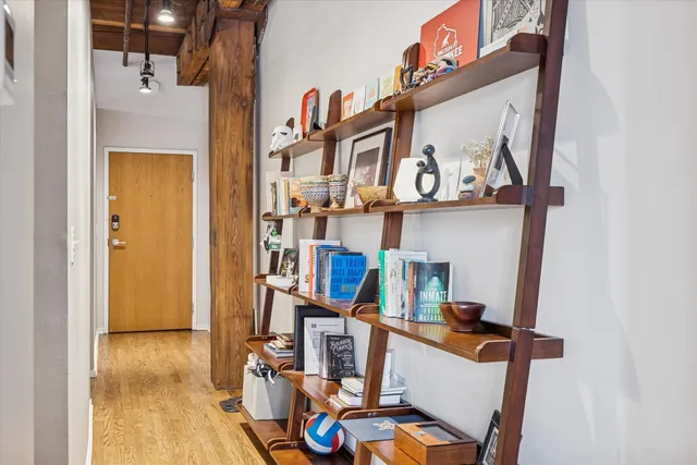 $275,000 | 625 West Jackson Boulevard, Unit 206, Chicago, IL 60661