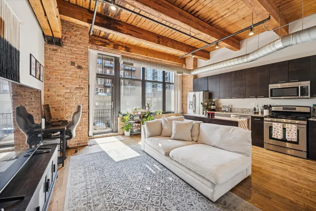 $275,000 | 625 West Jackson Boulevard, Unit 206, Chicago, IL 60661