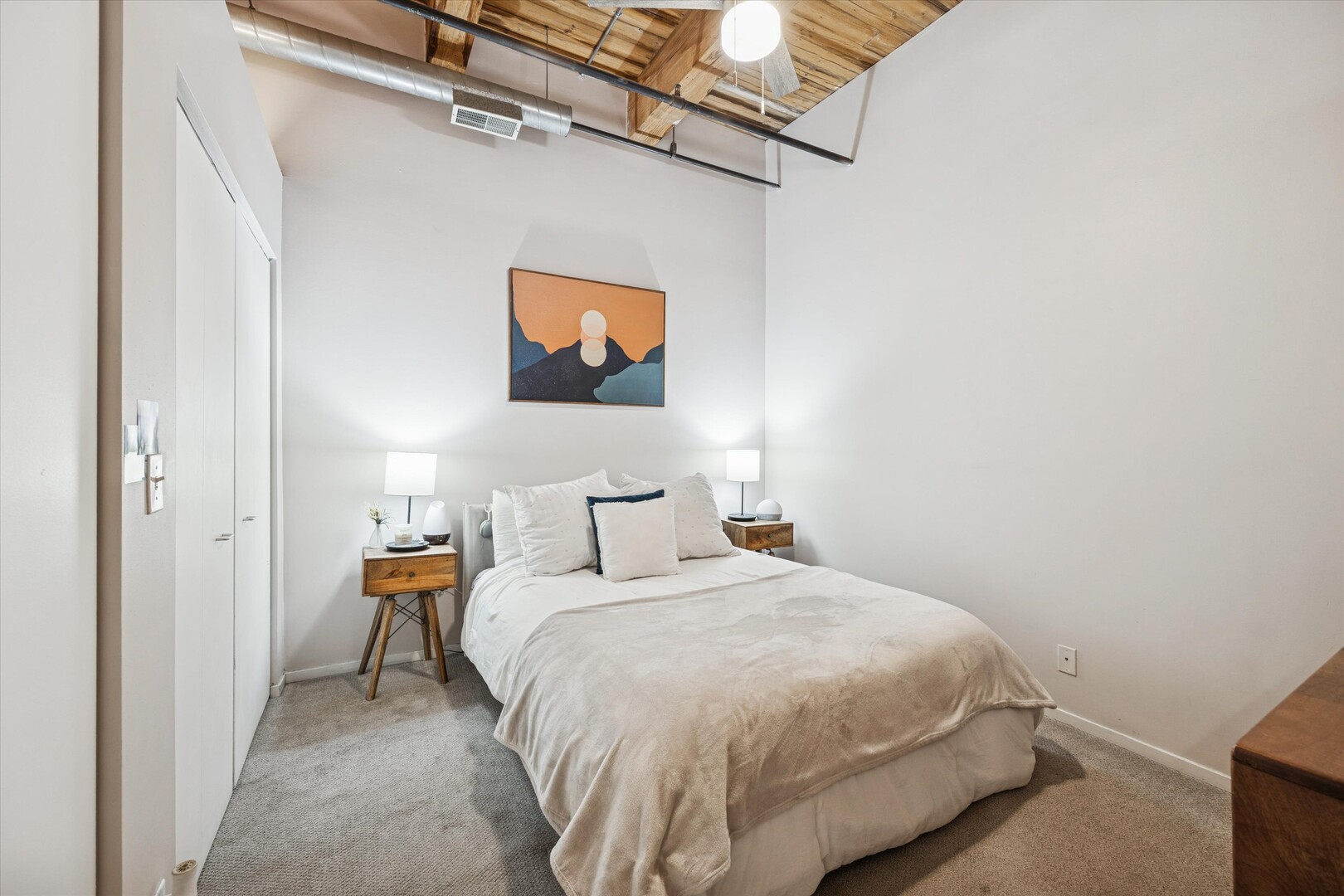 625 West Jackson Boulevard, Unit 206 Chicago, IL 60661 - Photo 7 of 15 a bedroom with a bed and a painting on the wall