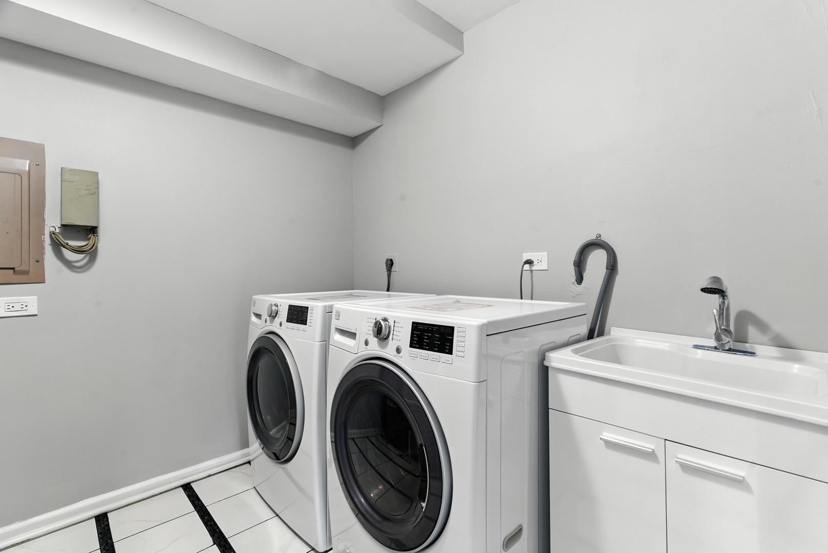 1415 Chartres Drive, Unit 1F Northbrook, IL 60062 - Photo 20 of 35 a utility room with dryer and washer