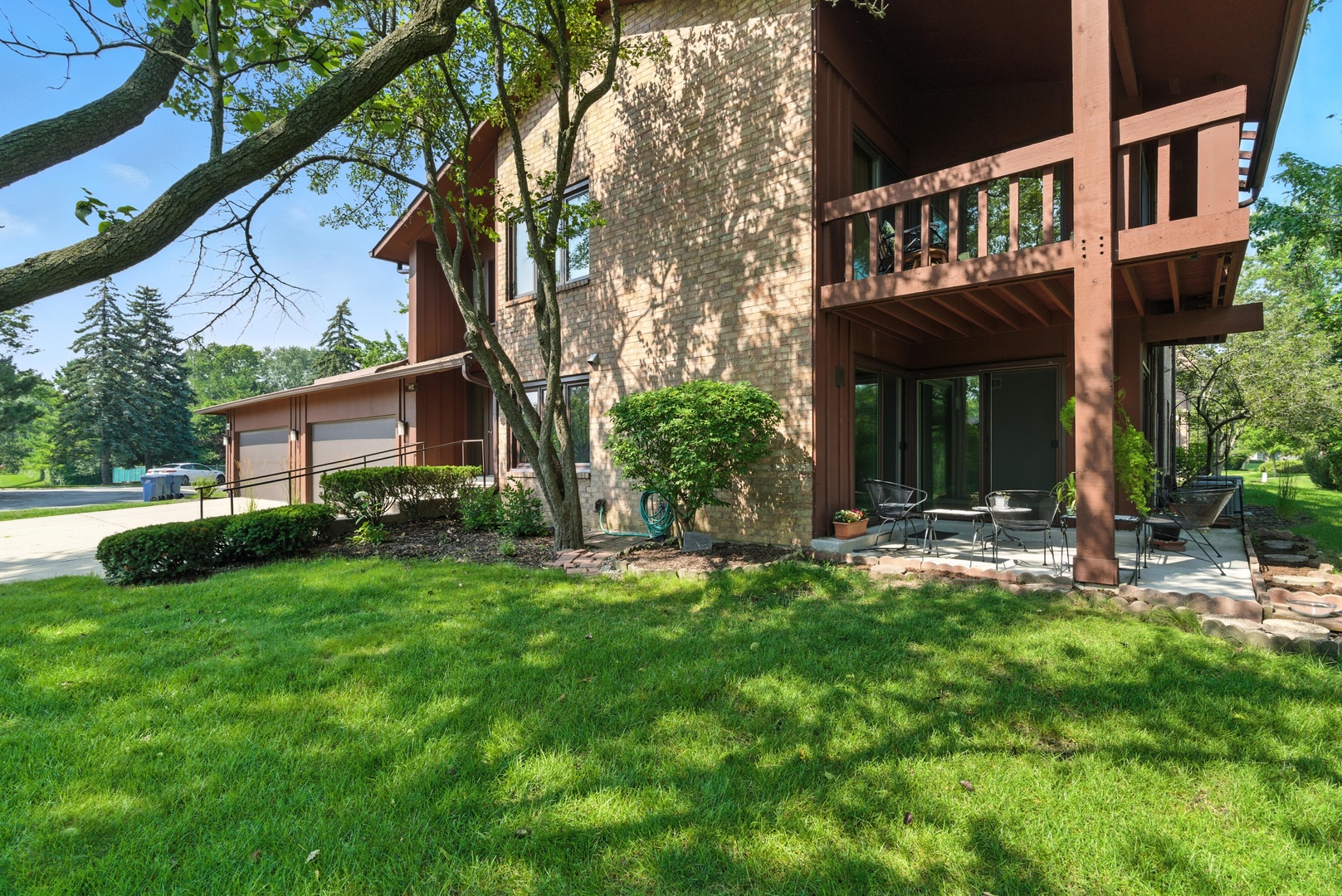 1415 Chartres Drive, Unit 1F Northbrook, IL 60062 - Photo 26 of 35 a view of a house with backyard and sitting area