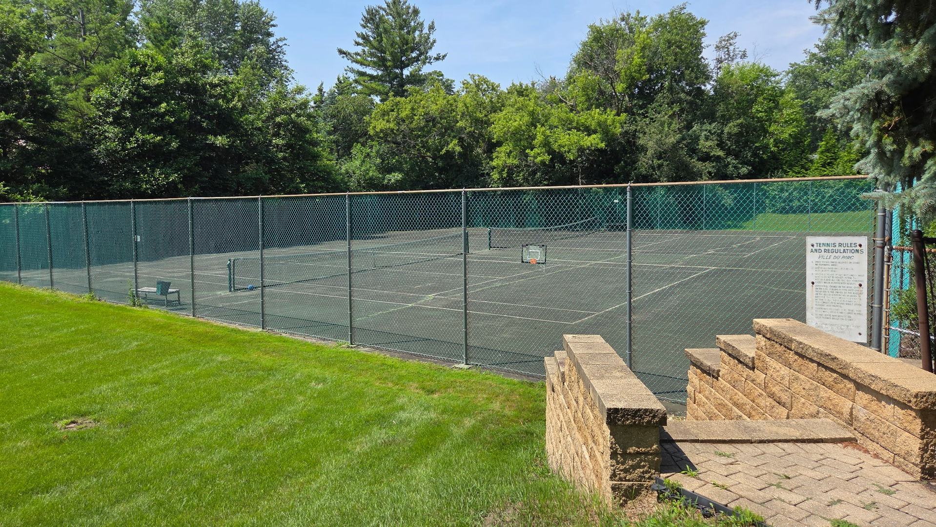 1415 Chartres Drive, Unit 1F Northbrook, IL 60062 - Photo 31 of 35 a view of a backyard with a patio