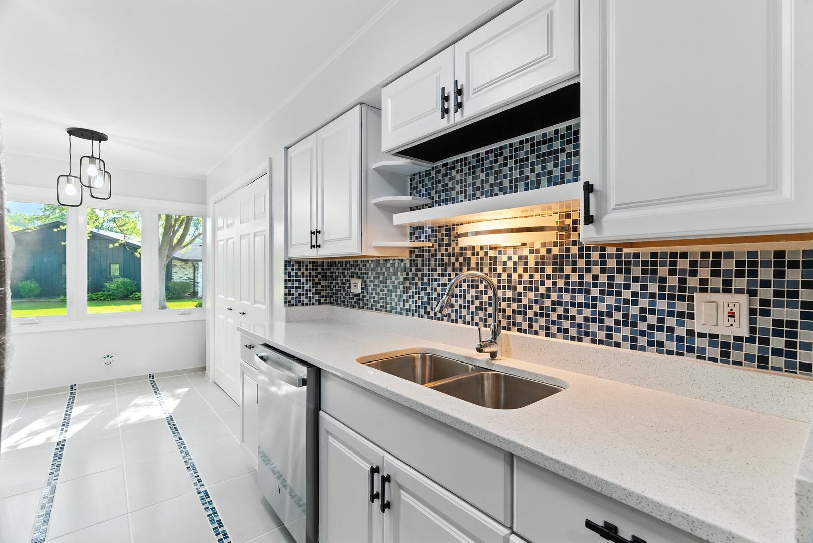 1415 Chartres Drive, Unit 1F Northbrook, IL 60062 - Photo 9 of 35 a bathroom with a bathtub a sink and a window