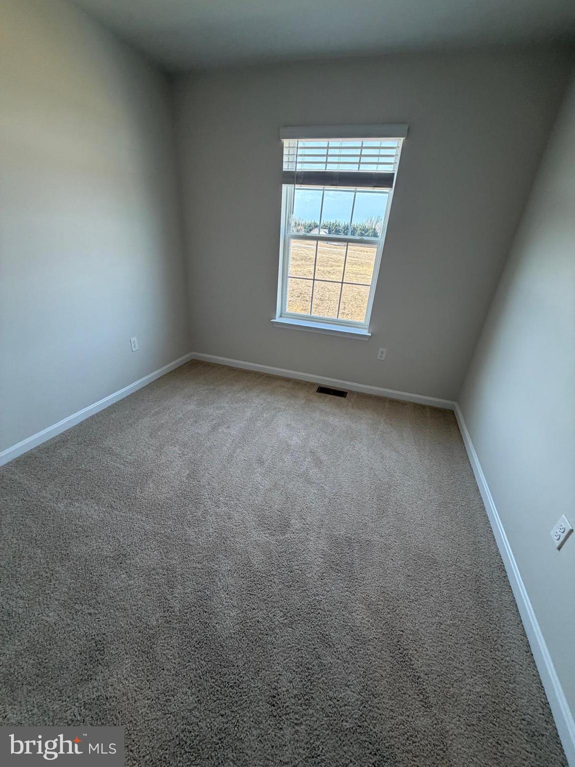 5036 Silver Oak Drive Baltimore, MD 21237 - Photo 6 of 7 an empty room with a window