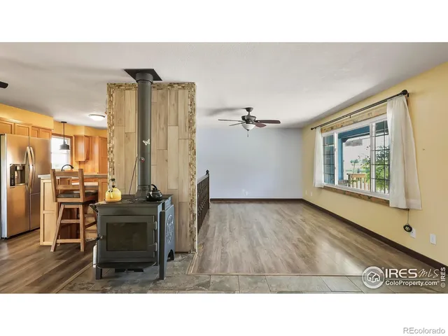 a black and white photo of a living room