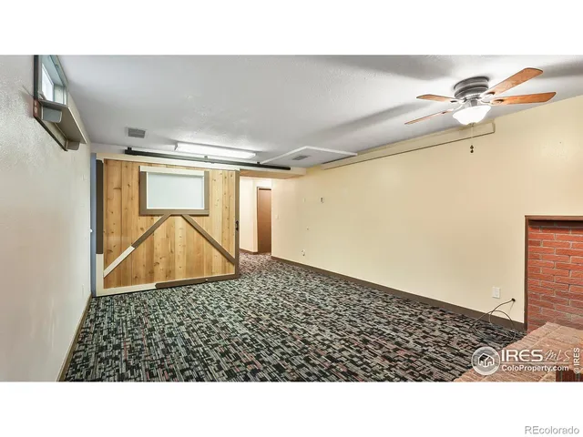 a black and white photo of a room