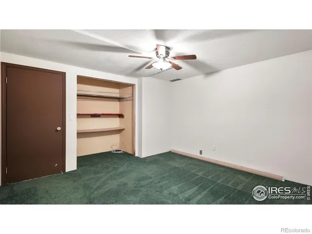 a black and white photo of a room