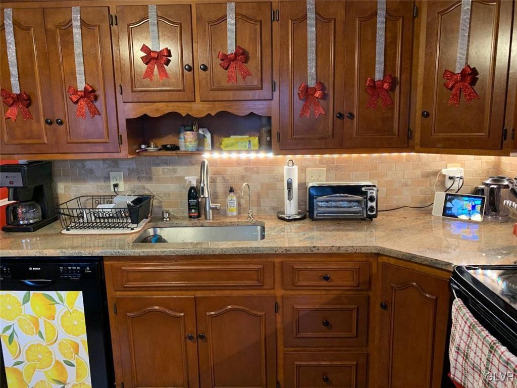 1097 Barnside Road Allentown, PA 18103 - Photo 3 of 23 Newer Kitchen ~ Granite Countertops