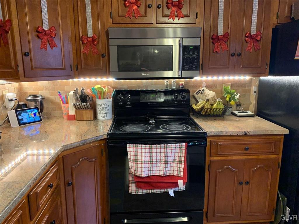 1097 Barnside Road Allentown, PA 18103 - Photo 4 of 23 Kitchen with great work space ~