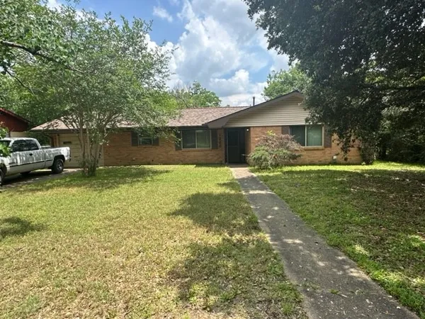 a view of house with backyard