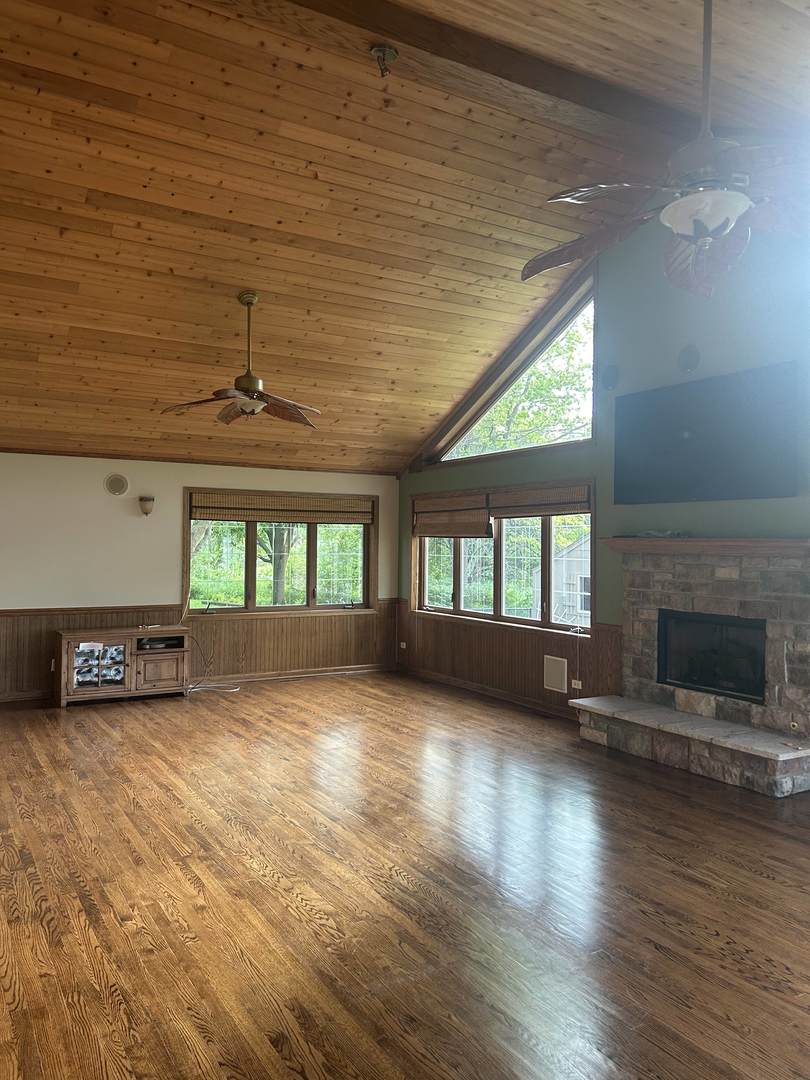 527 Springwood Lane Bolingbrook, IL 60440 - Photo 8 of 35 an empty room with windows