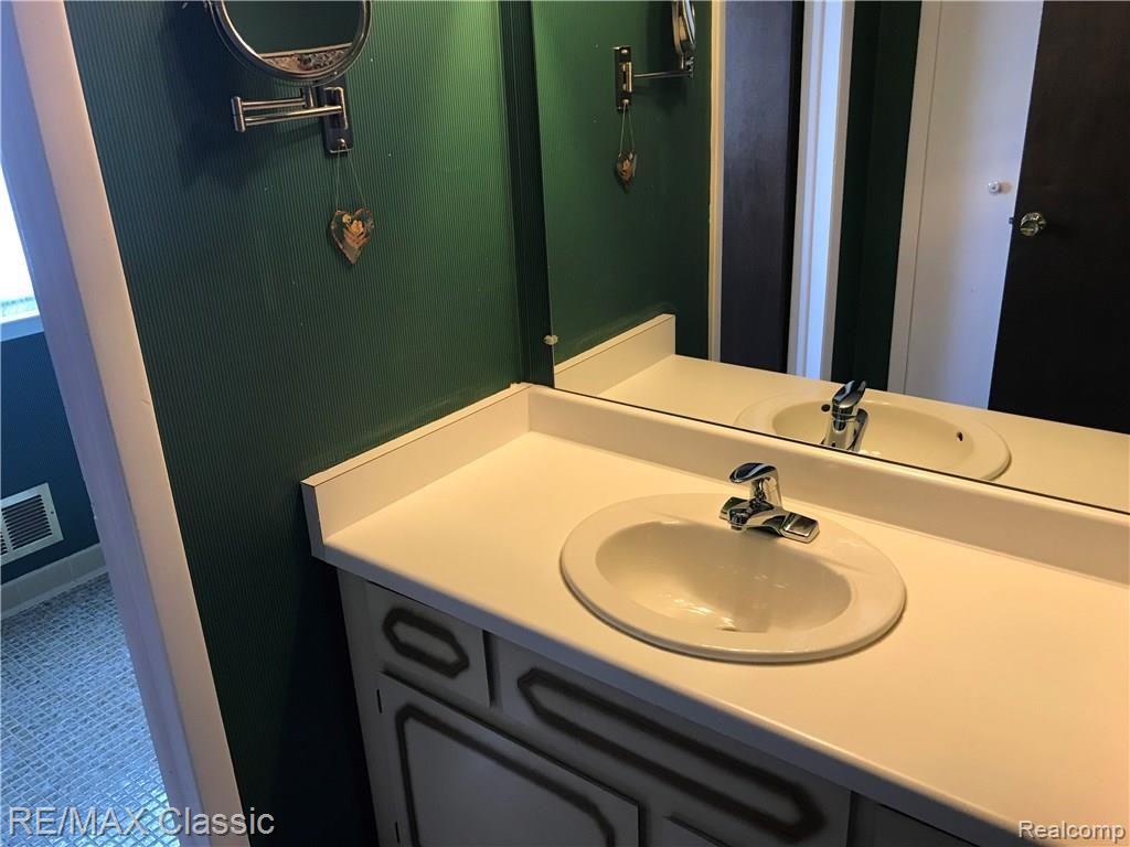 41208 Village Lake Road Novi, MI 48375 - Photo 18 of 28 CA9F53B0-FD6A-48C1-8F4A-6D6169C72C25.jpeg