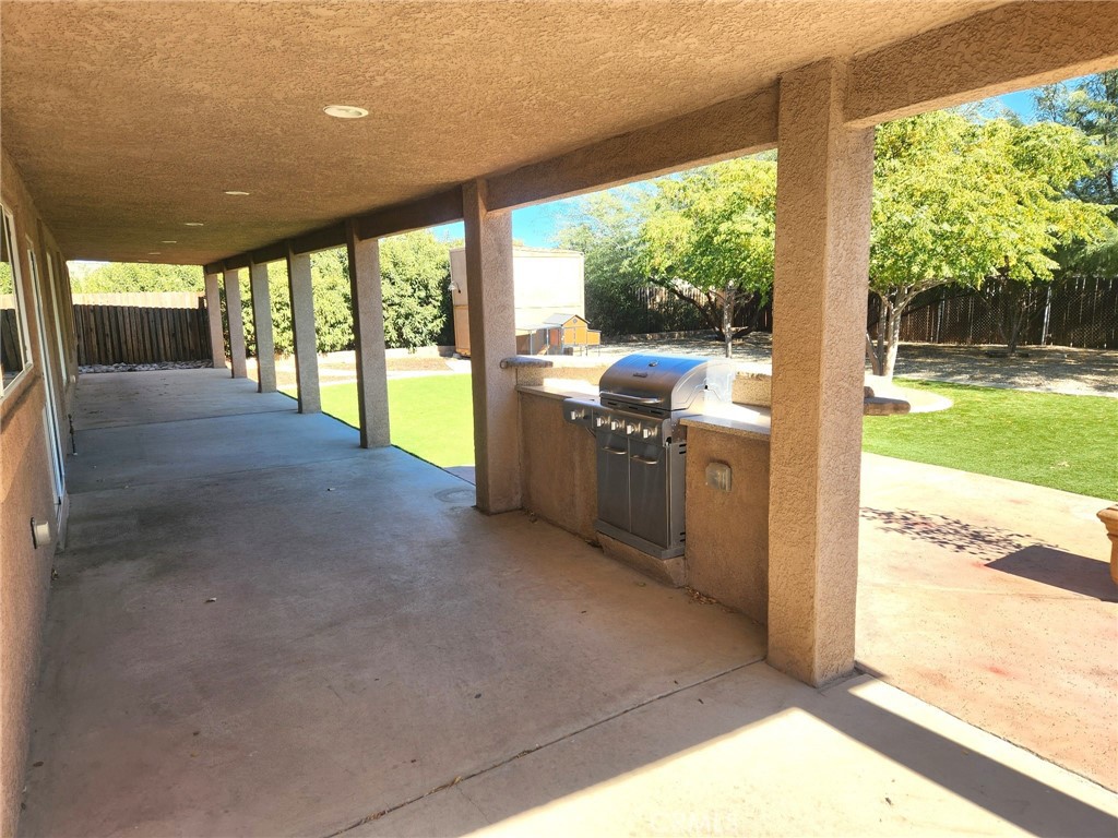 13237 Heritage Drive Victorville, CA 92392 - Photo 19 of 21 a view of a room with a large window