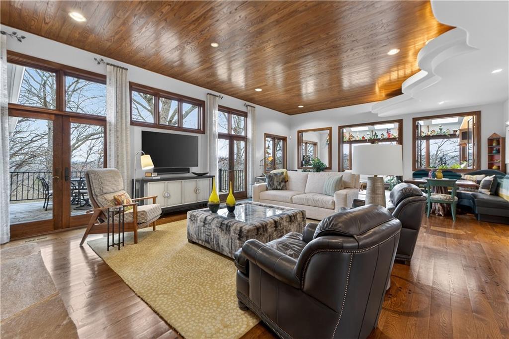 11615 Mohawk Lane Leawood, KS 66211 - Photo 23 of 91