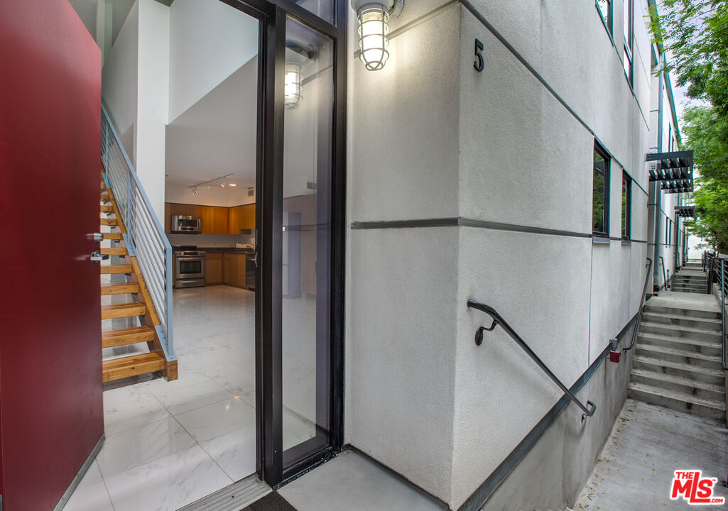 700 Main Street, Unit 5 Venice, CA 90291 - Photo 2 of 28 a view of a hallway with workspace