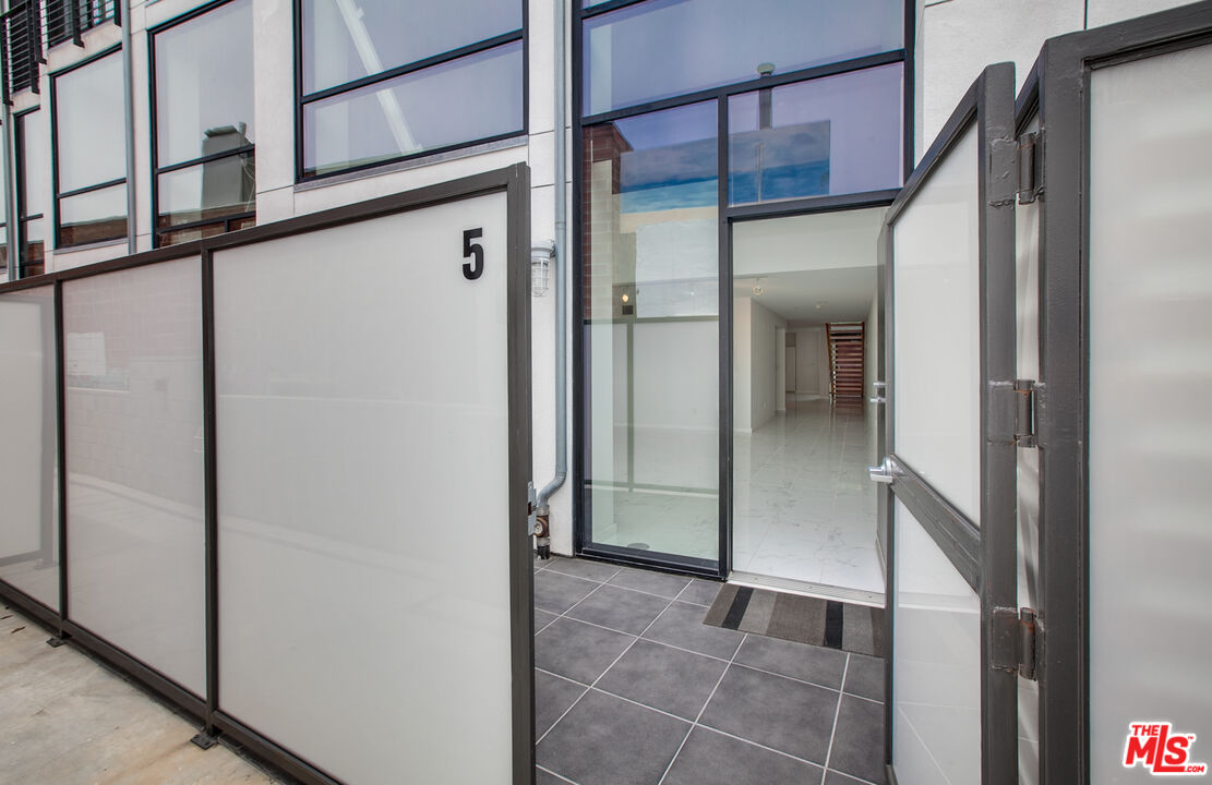 700 Main Street, Unit 5 Venice, CA 90291 - Photo 26 of 28 a view of staircase and wardrobe