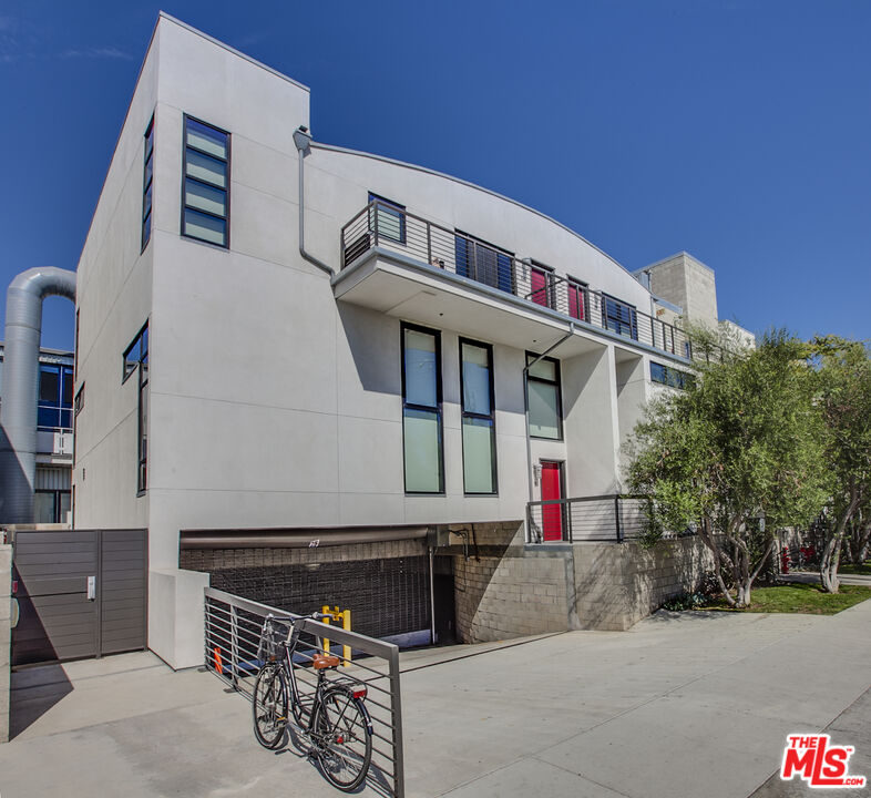 700 Main Street, Unit 5 Venice, CA 90291 - Photo 28 of 28 a front view of a house with street