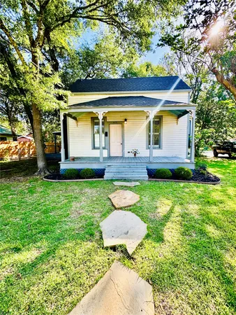 a view of a backyard with a house