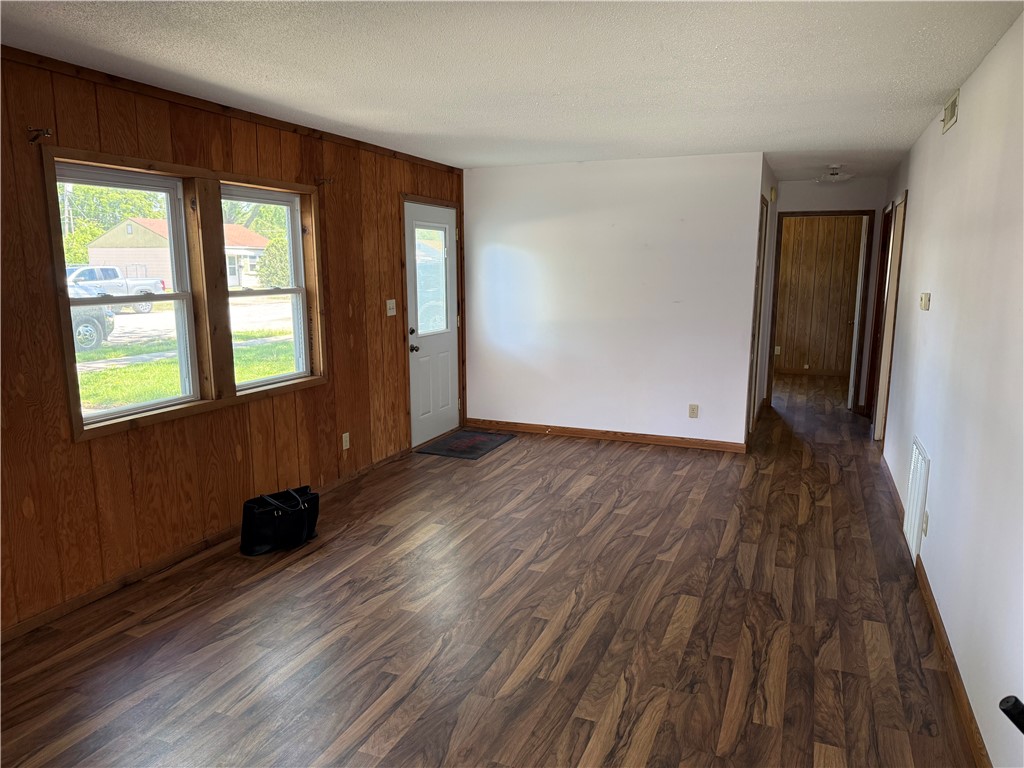 513 Indiana Avenue Effingham, IL 62401 - Photo 8 of 22 Living Room