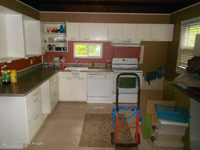172 Hummingbird Trail Bushkill, PA 18324 - Photo 2 of 6 Kitchen View