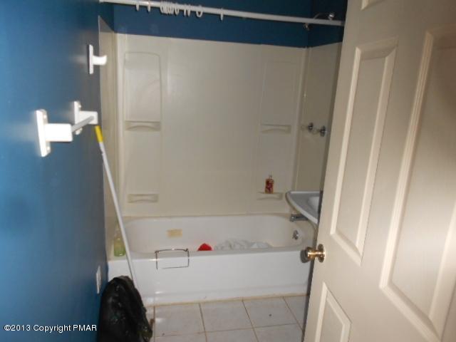 172 Hummingbird Trail Bushkill, PA 18324 - Photo 4 of 6 Main bath
