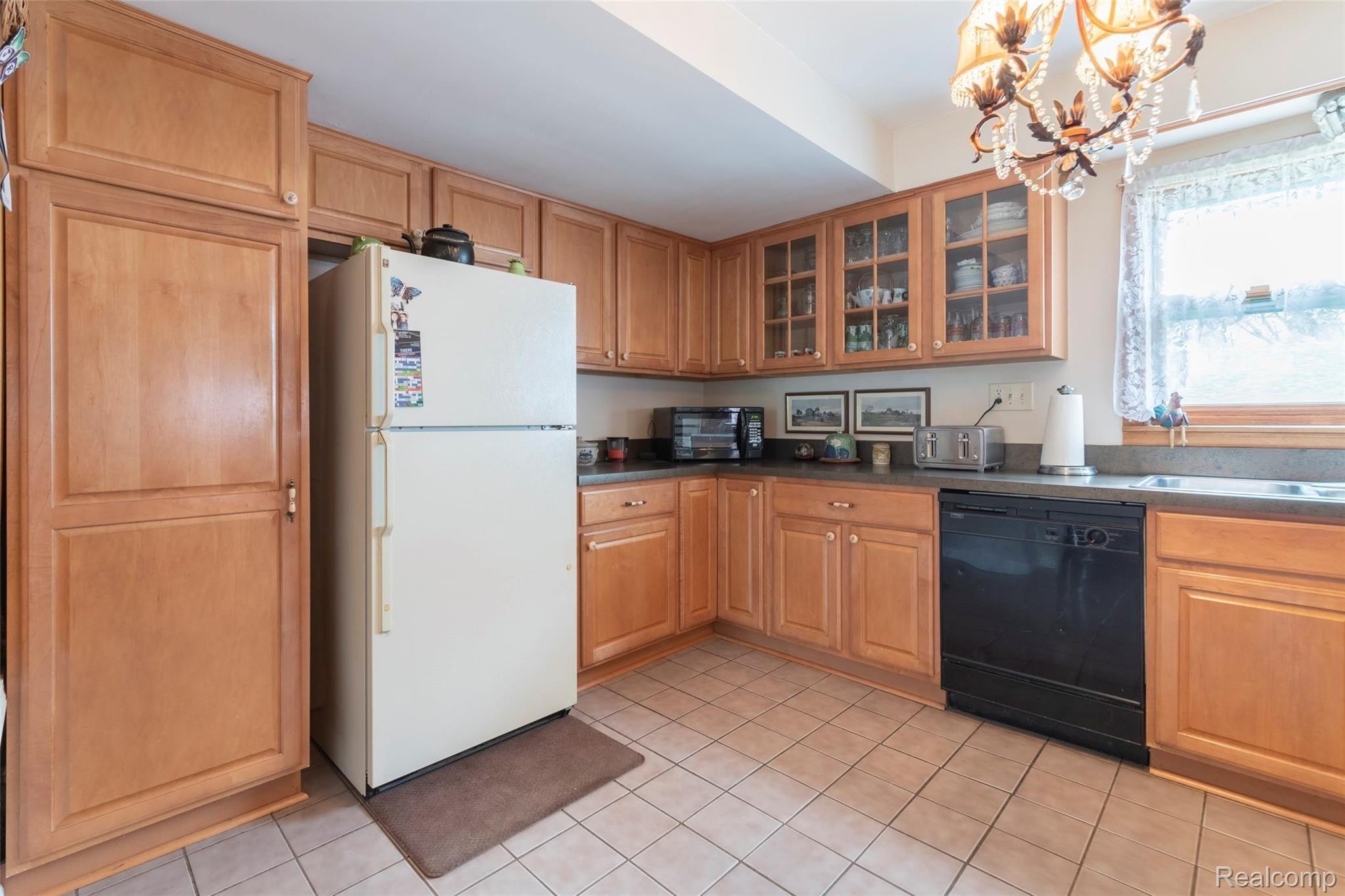 10633 Stark Road Livonia, MI 48150 - Photo 11 of 37 Kitchen with included appliances