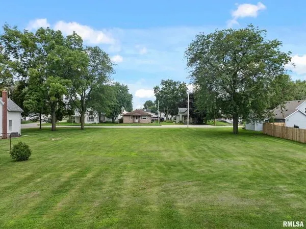 a view of yard with trees
