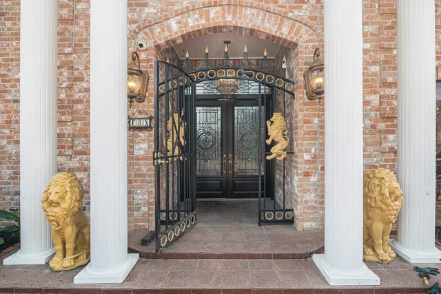 a view of lobby with elevator