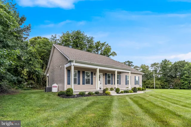 a view of a house with backyard and garden