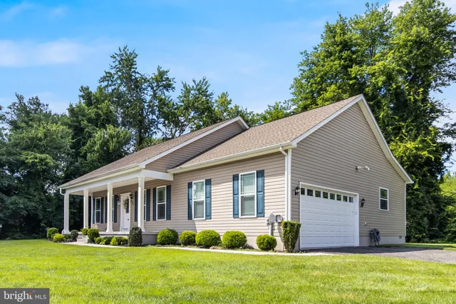 a view of a house with backyard and garden