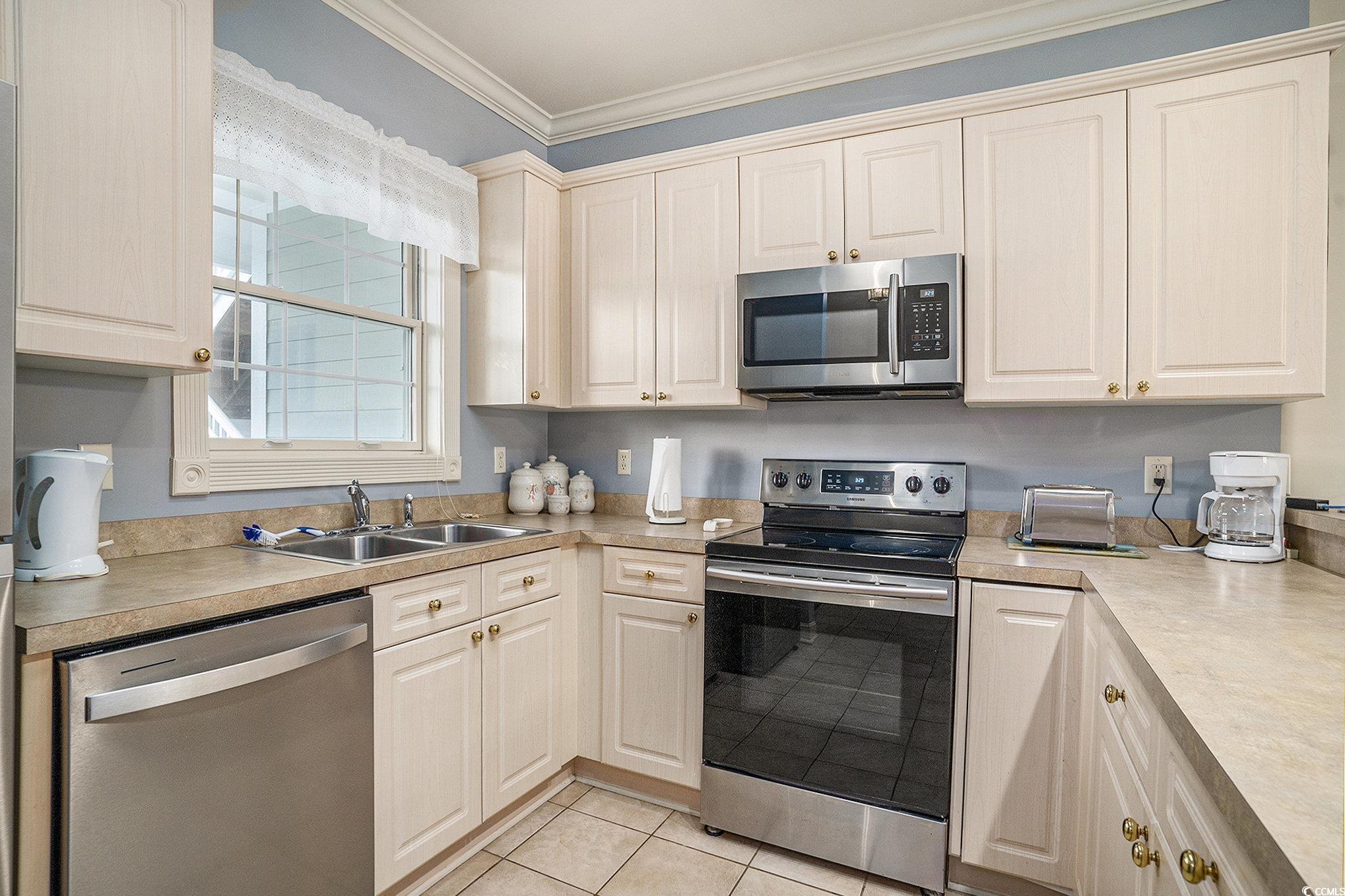 4895 Luster Leaf Circle, Unit 302 Myrtle Beach, SC 29577 - Photo 7 of 20 Kitchen with appliances with stainless steel finis