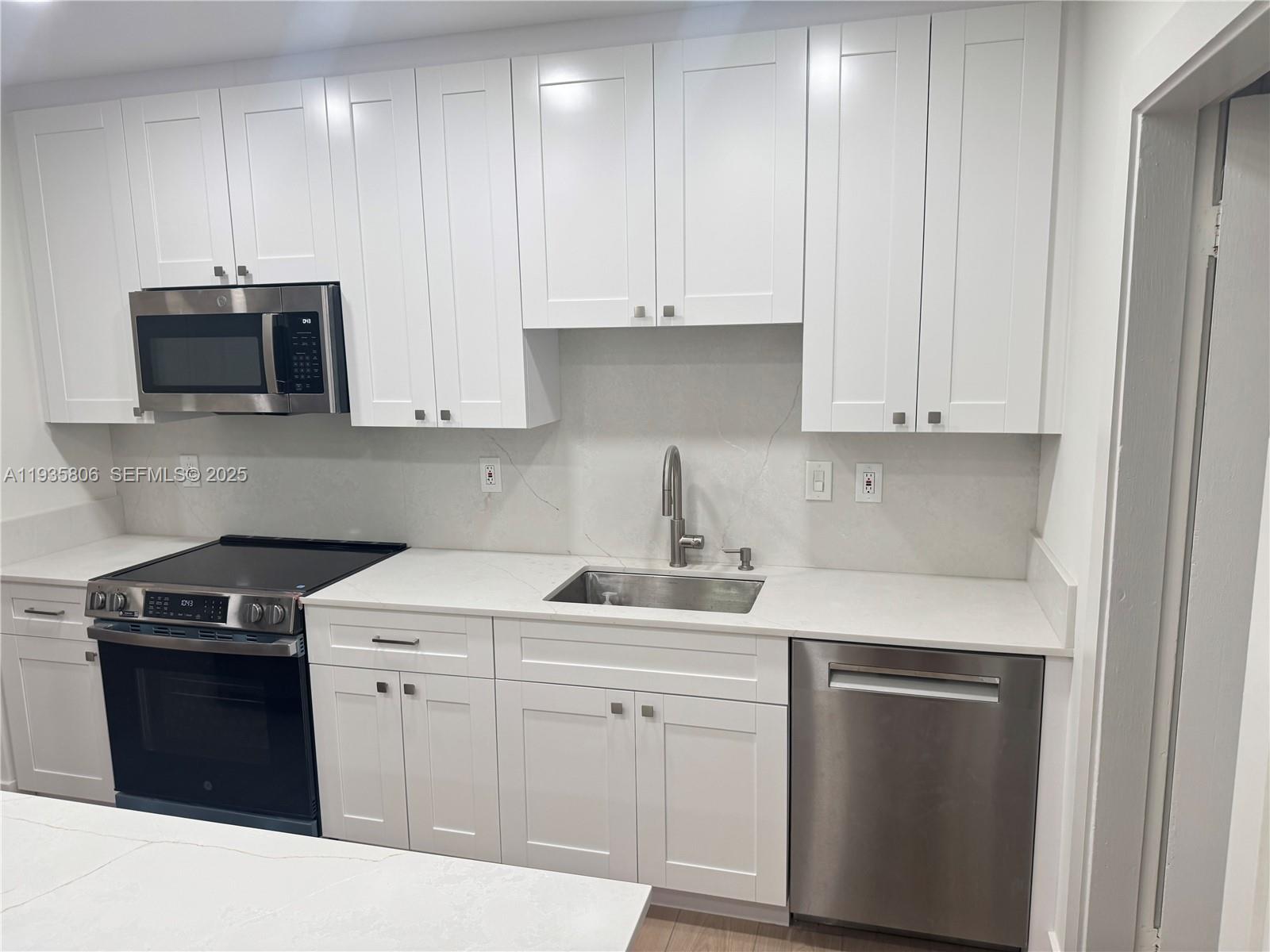 828 El Rado Street Coral Gables, FL 33134 - Photo 5 of 11