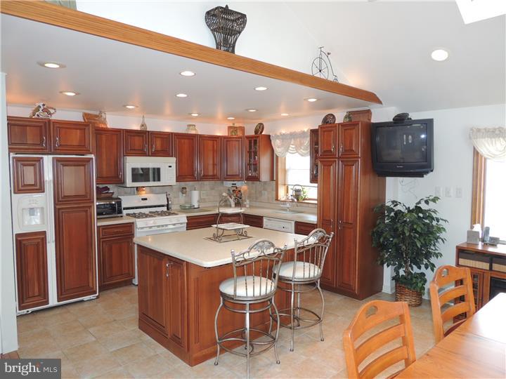 713 Dunmore Road Philadelphia, PA 19115 - Photo 2 of 25 Kitchen