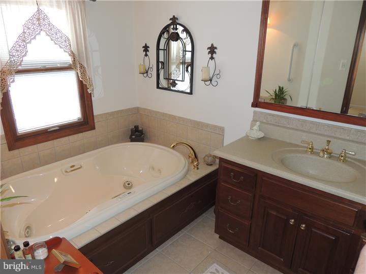713 Dunmore Road Philadelphia, PA 19115 - Photo 12 of 25 Master Bathroom