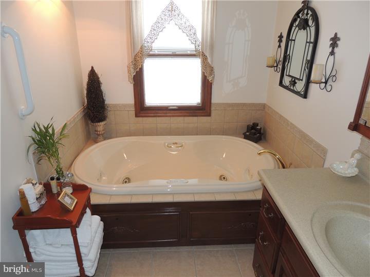 713 Dunmore Road Philadelphia, PA 19115 - Photo 13 of 25 Master Bathroom