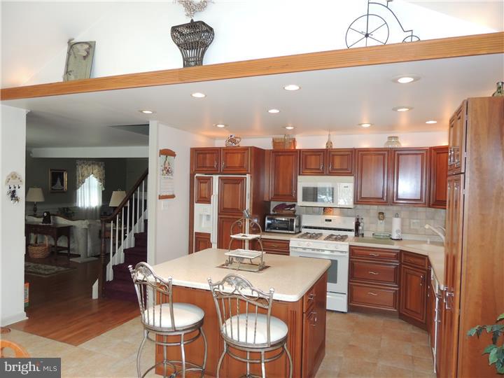 713 Dunmore Road Philadelphia, PA 19115 - Photo 5 of 25 Kitchen
