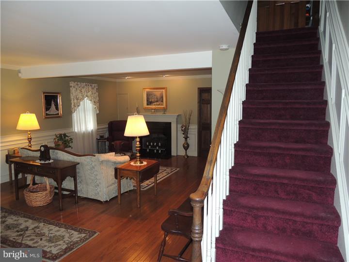 713 Dunmore Road Philadelphia, PA 19115 - Photo 6 of 25 Living Room