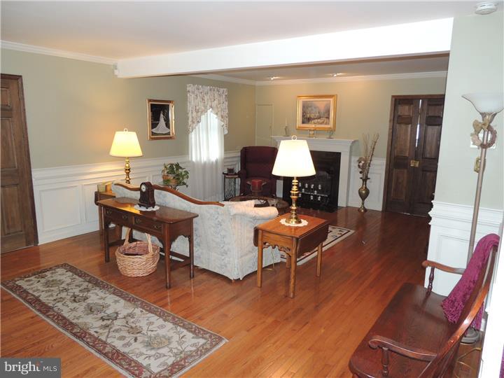 713 Dunmore Road Philadelphia, PA 19115 - Photo 7 of 25 Living Room