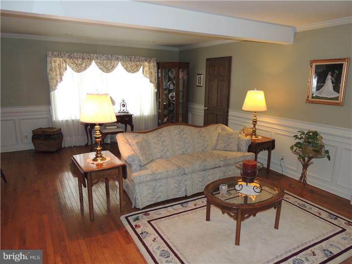 713 Dunmore Road Philadelphia, PA 19115 - Photo 8 of 25 Living Room