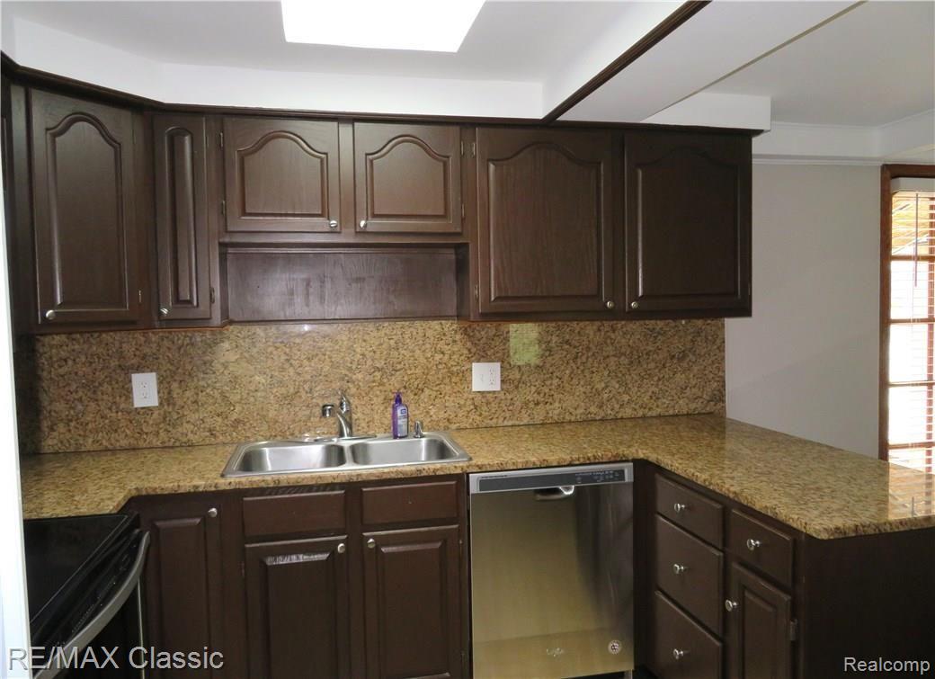1967 East Commerce Road Commerce Township, MI 48382 - Photo 6 of 33 Updated kitchen! Granite counters and new ceramic tile flooring.