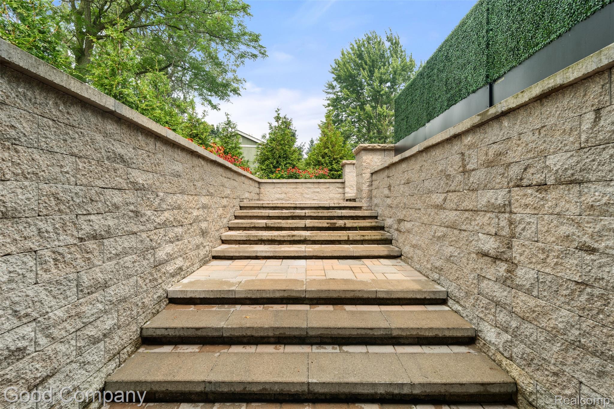 385 Trombley Road Troy, MI 48083 - Photo 29 of 51 385 Trombley Dr Troy Family room Paved Walkout