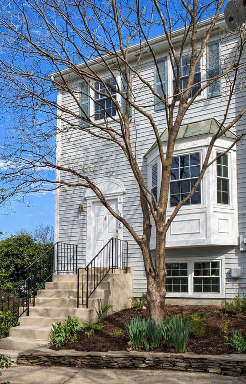 Front view, corner / end-unit townhome!