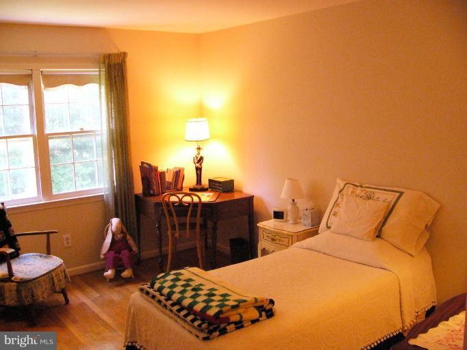 9608 Hall Road Potomac, MD 20854 - Photo 17 of 20 Bedroom #4